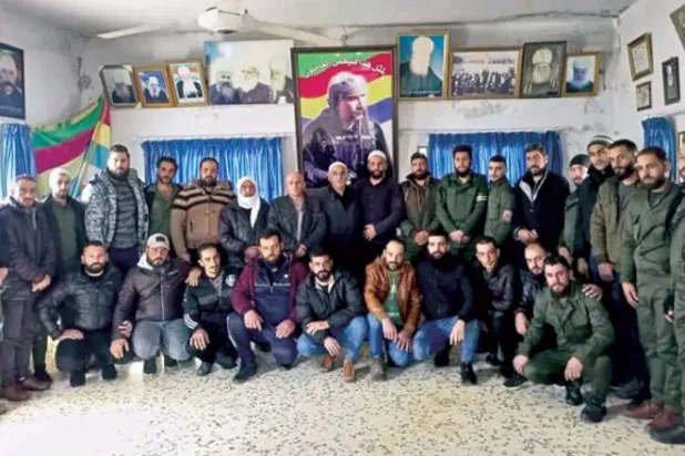 صورة نشرتها «مضافة الكرامة» للبلعوس مع زعماء محليين في مدينة المزرعة غرب السويداء