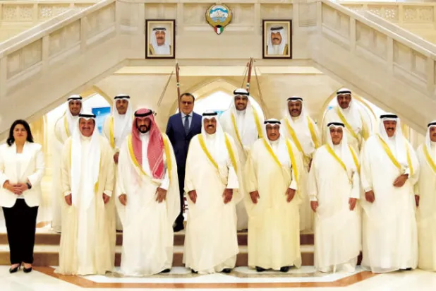 رئيس وأعضاء الحكومة الكويتية الجديدة بعد عقد أول اجتماع لهم أمس (كونا)