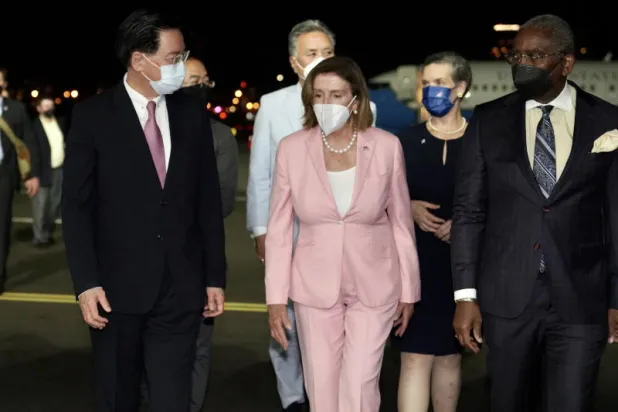 رئيسة مجلس النواب الأميركي نانسي بيلوسي في مطار تايبيه (إ.ب.أ)