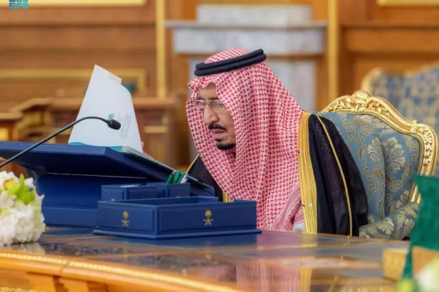 خادم الحرمين الشريفين الملك سلمان بن عبد العزيز مترئساً جلسة مجلس الوزراء في جدة (واس)