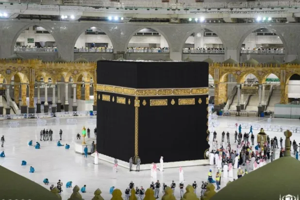 جانب من أعمال إزالة الحواجز الوقائية المحيطة بالكعبة المشرفة (رئاسة شؤون الحرمين)