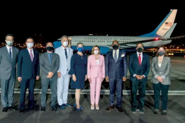 پیلوسی کو گزشتہ روز تائپے پہنچنے پر دیکھا جا سکتا ہے جن کا استقبال تائیوان کے وزیر خارجہ نے کیا ہے (رائٹرز)