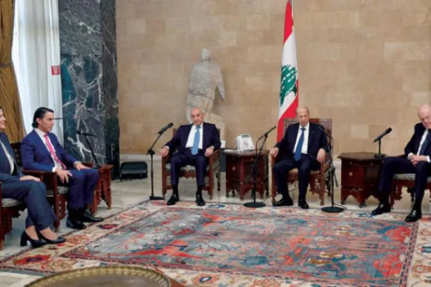 عون، بری اور میقاتی کو سفیر ڈوروتھی شیا کی موجودگی میں ہوچسٹین سے ملاقات کے دوران دیکھا جا سکتا ہے (بی پی اے)