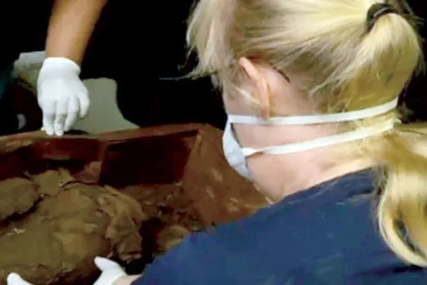 عالمة المصريات الأسترالية كوني لورد تفحص