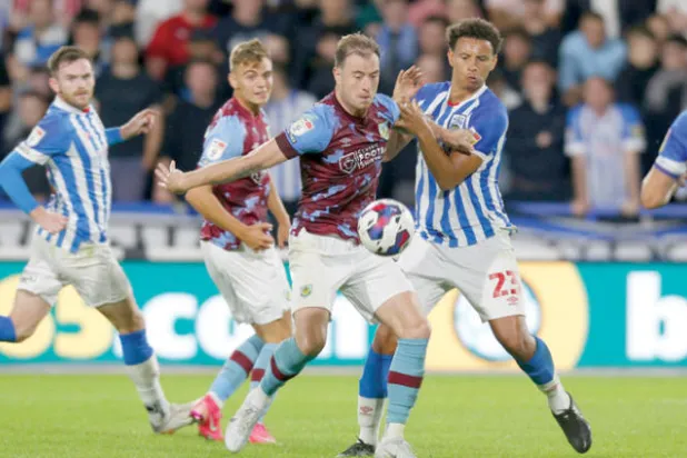 بارنز مهاجم بيرنلي يحاول اختراق دفاع هدرسفيلد في مستهل مشوار الفريق بالدرجة الأولى (غيتي)