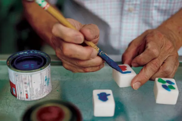 على أحجار لعبة «ما جونغ» (أ.ف.ب)