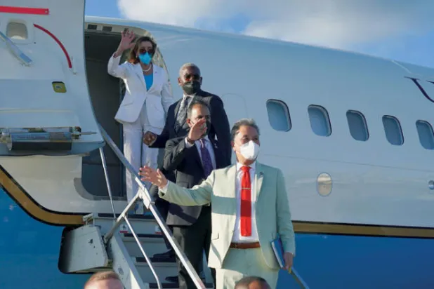 بيلوسي والوفد الديمقراطي لدى استعدادهم لمغادرة تايوان أمس (أ.ب)