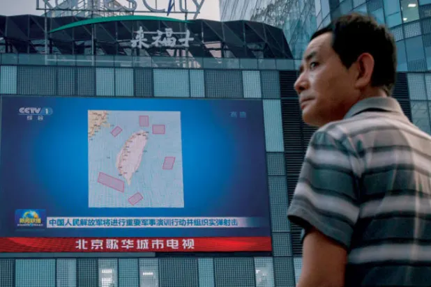 شاشة في بكين تعرض خريطة للمناورات العسكرية الصينية قرب تايوان أمس (رويترز)