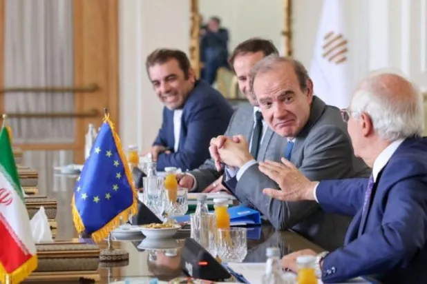 

گفت و گوی بورل با مورا در حاشیه رایزنی‌های اروپایی-ایرانی در تهران، 25 ژوئن 2022 (AFP)
