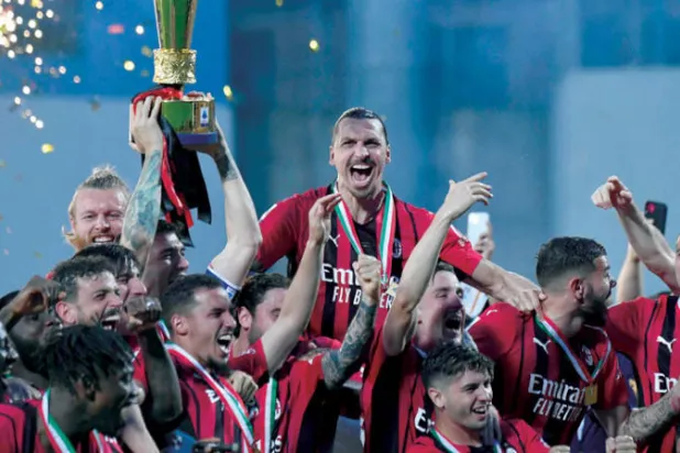 إبراهيموفيتش نجح في قيادة ميلان للتتويج بالدوري الإيطالي الموسم الماضي في غياب لوكاكو (أ.ف.ب)