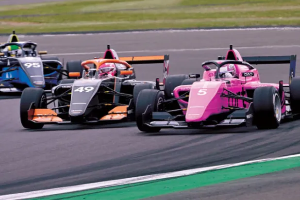 سيارة آبي بولينغ في الوسط خلال المنافسة في سلسلة سباقات دبليو الخاصة بالنساء (إ.ب.أ)