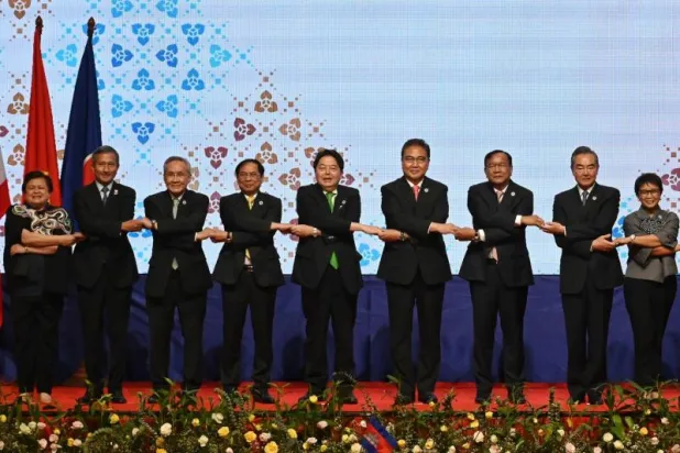 لقطة جماعية لوزراء خارجية رابطة دول جنوب شرقي آسيا (أ.ف.ب)