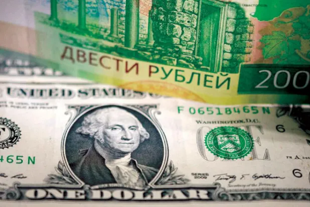 أعلنت روسيا عن تعديل خطوات فك الارتباط بالدولار واليورو (رويترز)