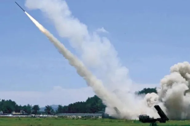 چینی فوج کل اپنی مشقوں کے دوران ایک میزائل داغ رہی ہے (رائٹرز)