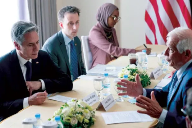 بوریل کل پنوم پنہ میں "آسیان" وزرائے خارجہ کے اجلاس کے ضمن میں بلنکن سے بات کرتے ہوئے (ا.ب)