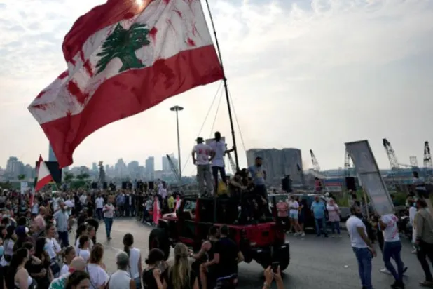 

لبنانی ها پنجشنبه در مراسم سالگرد انفجار بندر بیروت پرچم لبنان را آغشته به رنگ خون بلند کردند (آسوشیتد پرس)