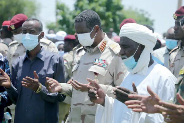 خلال تشييع جثامين القتلى في مدينة الجنينة أمس (وكالة الأنباء السودانية)