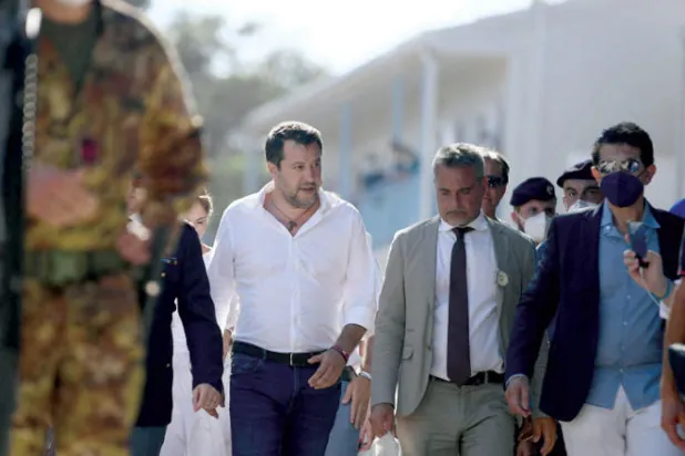 زعيم حزب «الرابطة» لدى زيارته لامبيدوسا في 4 أغسطس (أ.ف.ب)