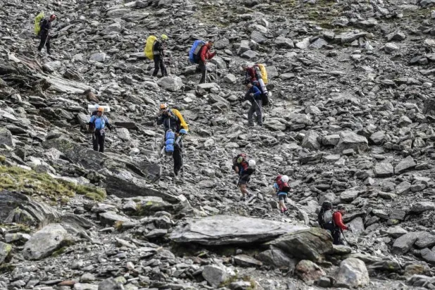 متسلقون يمشون على أحد الطرق المؤدية لقمة الجبل الأبيض (مون بلان) في شرق فرنسا (أ.ف.ب)