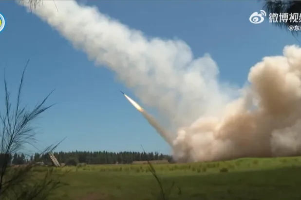 لحظة إطلاق صاروخ ضمن تدريبات عسكرية صينية (أ.ف.ب)