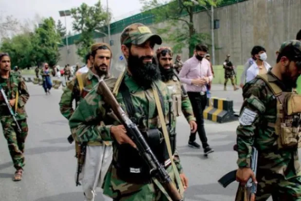 عناصر من «طالبان» في الحي الذي كان يسكن فيه الظواهري (إ.ب.أ)