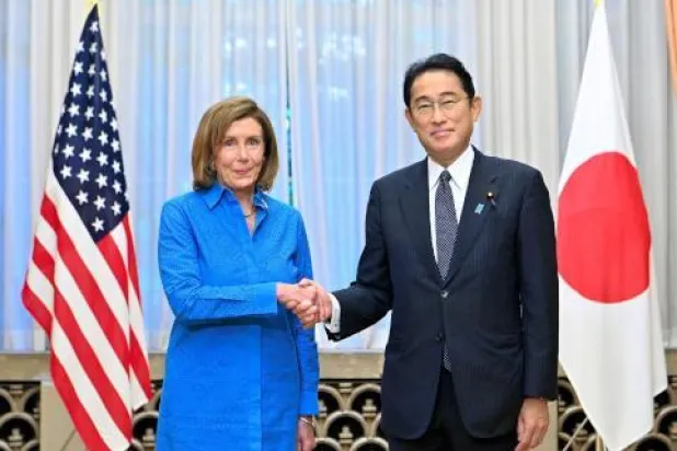 نانسي بيلوسي وفوميو كيشيدا في المقر الرسمي لرئيس الوزراء في طوكيو (ا.ف.ب)
