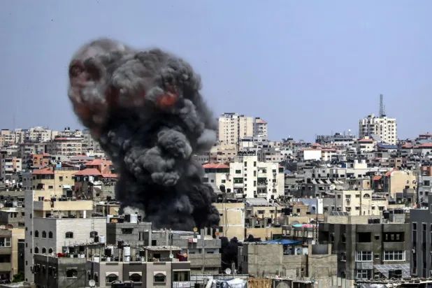 الدخان يتصاعد في غزة بعد غارة إسرائيلية (إ.ب.أ)