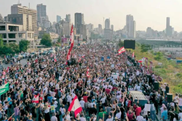 تصویر هوایی از جمعیت انبوه نزدیک بندر بیروت (۴ اوت) به مناسبت دومین سالگرد انفجار (فرانس پرس)