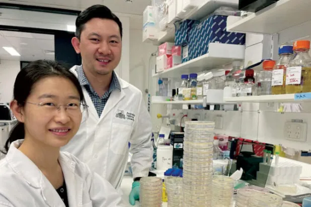 الباحثان شويا فينج وسي مينج مان (الجامعة الوطنية الأسترالية)