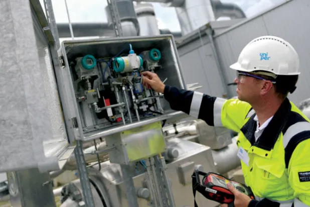 مهندس يتحكم في تدفق الغاز بمنشأة تخزين الغاز في ألمانيا (رويترز)