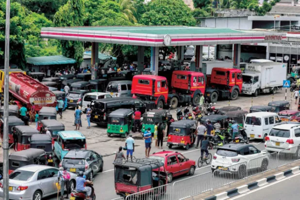تعاني سريلانكا من أزمة وقود حادة وسط مخاوف من أزمة غذاء (إ.ب.أ)