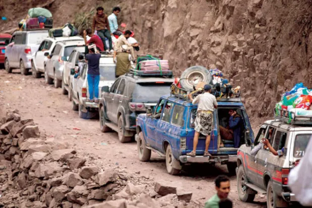 مسافرون يعانون مشقة عند دخول تعز أو مغادرتها وسط الحصار الذي يفرضه الحوثيون على معابرها (أ.ف.ب)