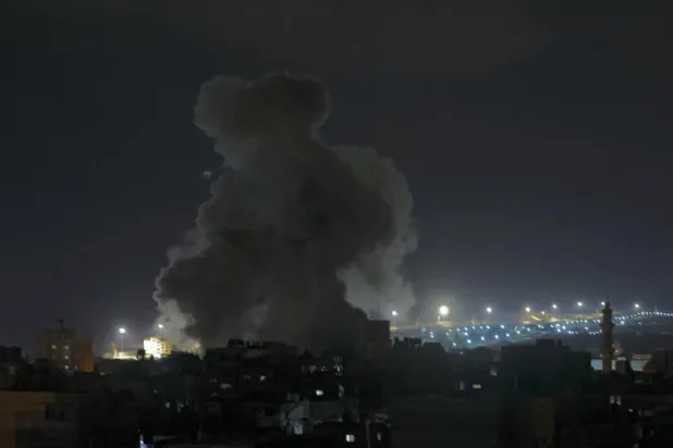 الدخان يتصاعد بعد غارة إسرائيلية على جنوب قطاع غزة (أ.ف.ب)