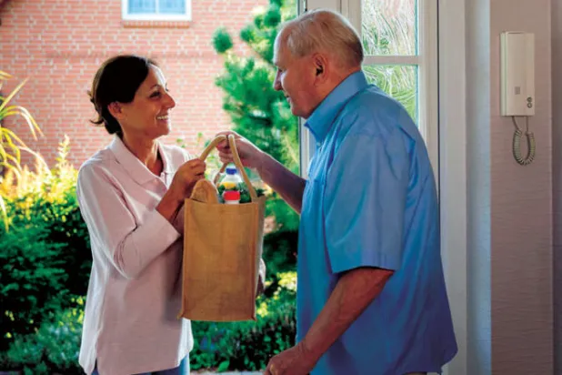 «القرية الافتراضية»... توجه جديد لمساعدة كبار السن