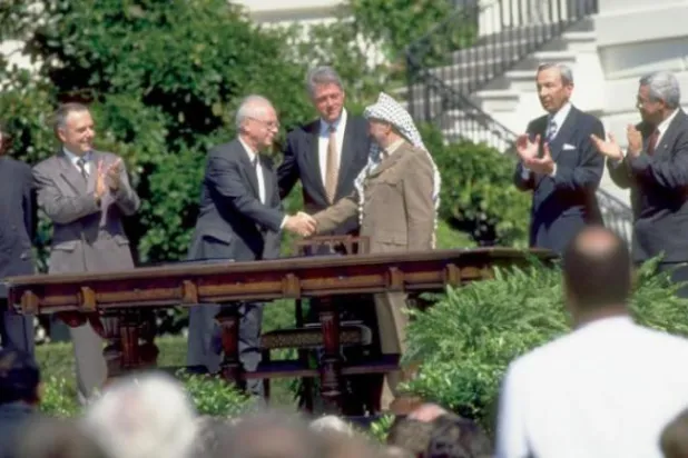 «اتفاق أوسلو»: المصافحة التاريخية بين ياسر عرفات وإسحق رابين أمام الرئيس الأميركي بيل كلينتون في البيت الأبيض يوم 13 سبتمبر (أيلول) 1993 (غيتي)