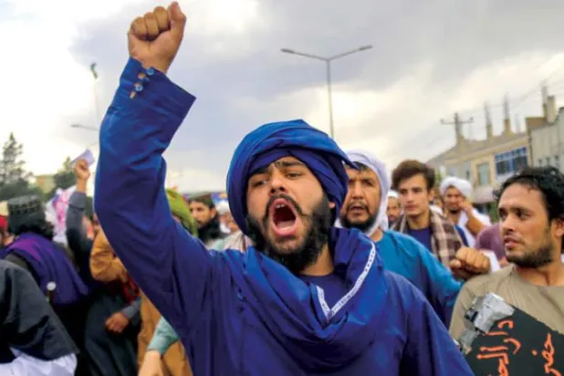 Afganlar, Kabil'de El Kaide lideri Eymen ez Zevahiri'yi öldüren ABD'nin drone saldırısına karşı düzenlenen protesto sırasında ABD ve Pakistan karşıtı sloganlar atarken (EPA)