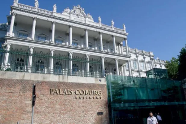 جمعہ کے روز ویانا کے وسط میں واقع کوبرگ پیلس ہوٹل میں جوہری مذاکرات کے ہیڈ کوارٹر کے سامنے دو آدمی کھڑے ہیں (اے ایف پی)