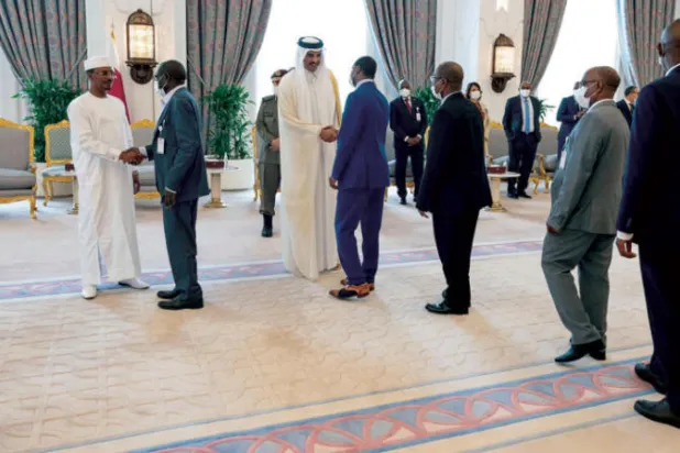 أمير قطر لدى استقباله الأطراف التشادية بعد توقيع الاتفاقية في الدوحة أمس (قنا)