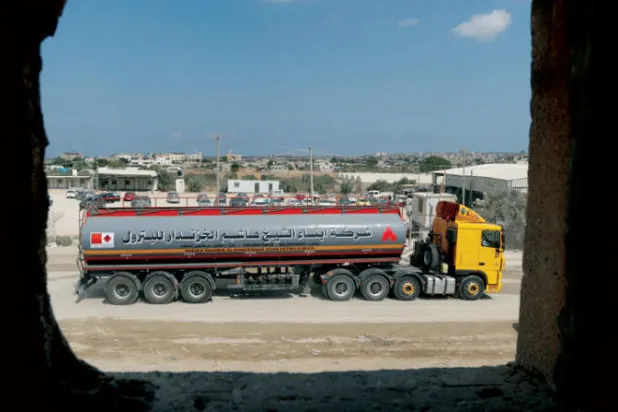 دخول شاحنة تحمل الوقود لمحطة الطاقة الوحيدة في غزة أمس بعد بدء الهدنة (رويترز)