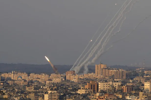 إطلاق صواريخ من قطاع غزة باتجاه إسرائيل (أ.ب)