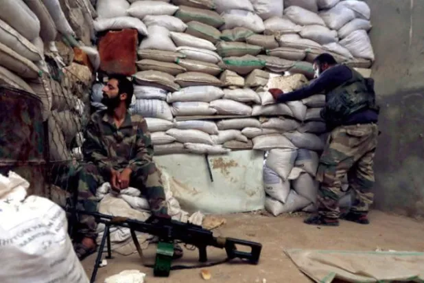 شمالی شام کے قصبے کالجبرین کے مضافات میں ایک فوجی مقام پر ترکی کے حمایت یافتہ دھڑوں کے دو جنگجوؤں کو دیکھا جا سکتا ہے (اے ایف پی)