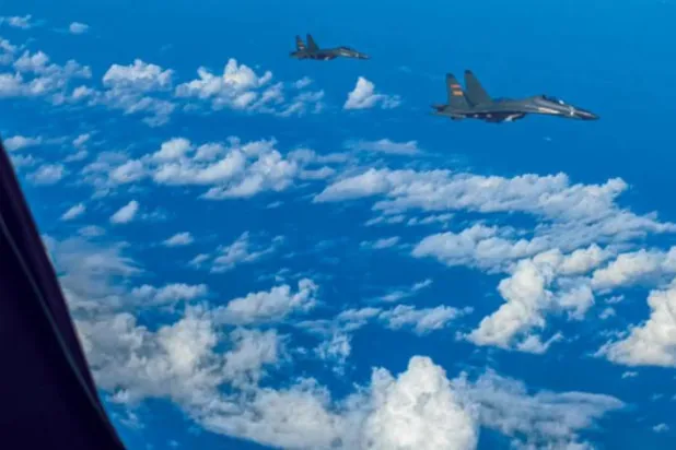 تائیوان کے ارد گرد کل کی مشقوں کے دوران سرکاری چینی خبر رساں ایجنسی کی طرف سے نشر کی گئی دو جنگجوؤں کی ایک تصویر دیکھی جا سکتی ہے (اے پی)