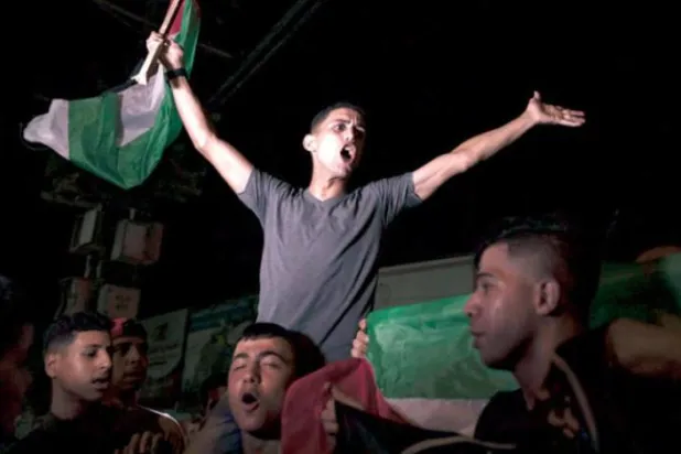 
فلسطینی ها بامداد دوشنبه توافق آتش بس در غزه را جشن گرفتند (AFP)