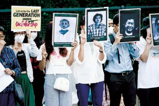 محتجون ضد الانقلاب العسكري في ميانمار أمام سفارتها في برلين أول من أمس (إ.ب.أ)