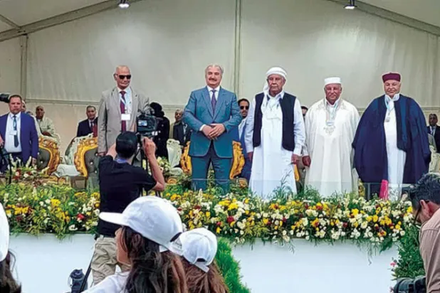 حفتر خلال لقائه عمداء بلديات وممثلي قبائل البطنان في طبرق (بلدية طبرق)