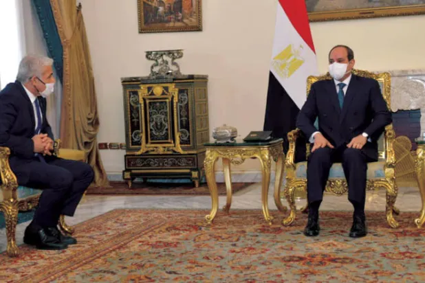 لقاء السيسي بلبيد في القاهرة ديسبمر الماضي (تويتر)