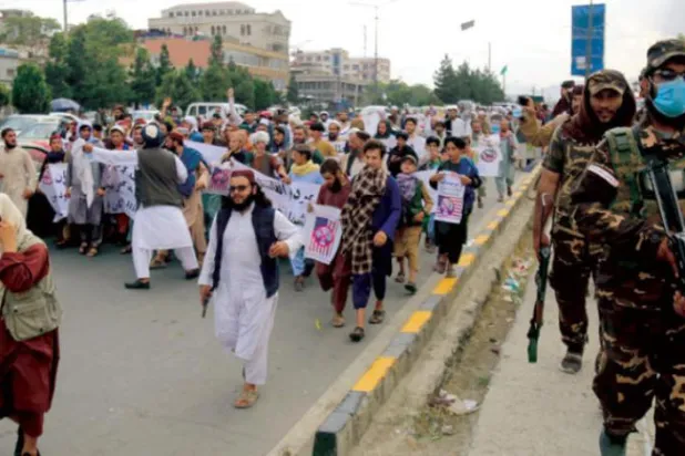 "طالبان" تحریک کو گزشتہ ہفتے کابل میں القاعدہ کے رہنما ایمن الظواہری کو ہلاک کرنے والے امریکی حملے کے خلاف مظاہروں کی حفاظت کرتے ہوئے دیکھا جا سکتا ہے (ای پی اے)