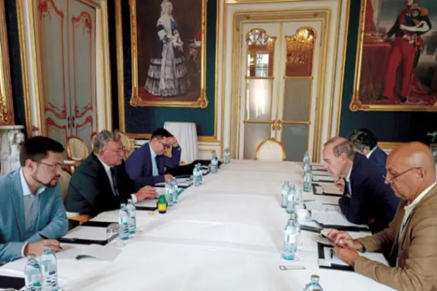 اولیانوف نے پرسوں روز مورا کے ساتھ اپنی ملاقات کی تصویر ٹوئٹر پر پوسٹ کی ہے