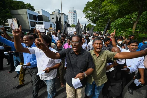 متظاهرون ضدّ الحكومة في سريلانكا احتجاجاً على الأزمة الاقتصادية التي تمر بها البلاد (أ.ف.ب)