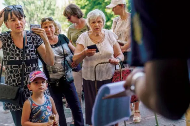 گزشتہ روز ڈونیٹسک کے علاقے کراماٹورک میں رہائشیوں کو خوراک کی امداد کا انتظار کرتے ہوئے دیکھا جا سکتا ہے (اے بی)